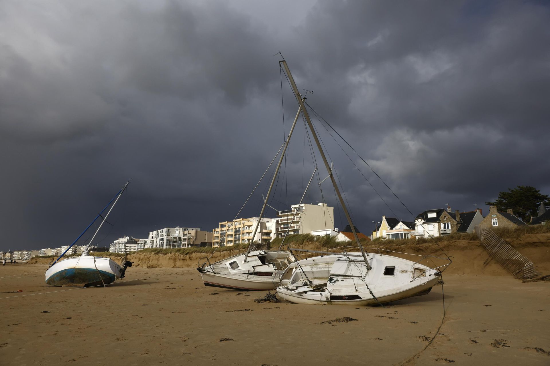 Washed ashore boats may on the sand on the beach of Pornichet, Brittany, Thursday, Nov. 2, 2023. Winds up to 180 kilometers per hour (108 mph) slammed the French Atlantic coast overnight along with violent rains and huge waves, as Storm Ciaran uprooted trees, blew out windows. Washed ashore boats may on the sand on the beach of Pornichet, Brittany, Thursday, Nov. 2, 2023. Winds up to 180 kilometers per hour (108 mph) slammed the French Atlantic coast overnight along with violent rains and huge waves, as Storm Ciaran uprooted trees, blew out windows. - Sputnik International, 1920, 02.11.2023