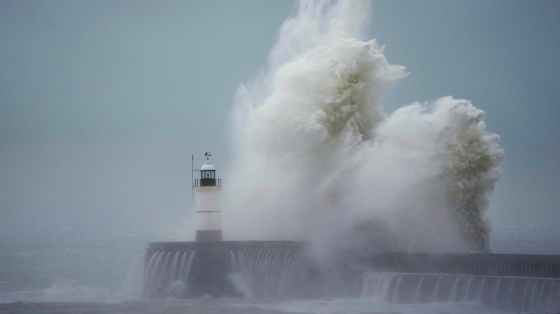 Waves crash over Newhaven Lighthouse and the harbour wall in Newhaven, southern England, Thursday, Nov. 2, 2023. Waves crash over Newhaven Lighthouse and the harbour wall in Newhaven, southern England, Thursday, Nov. 2, 2023. - Sputnik International, 1920, 02.11.2023