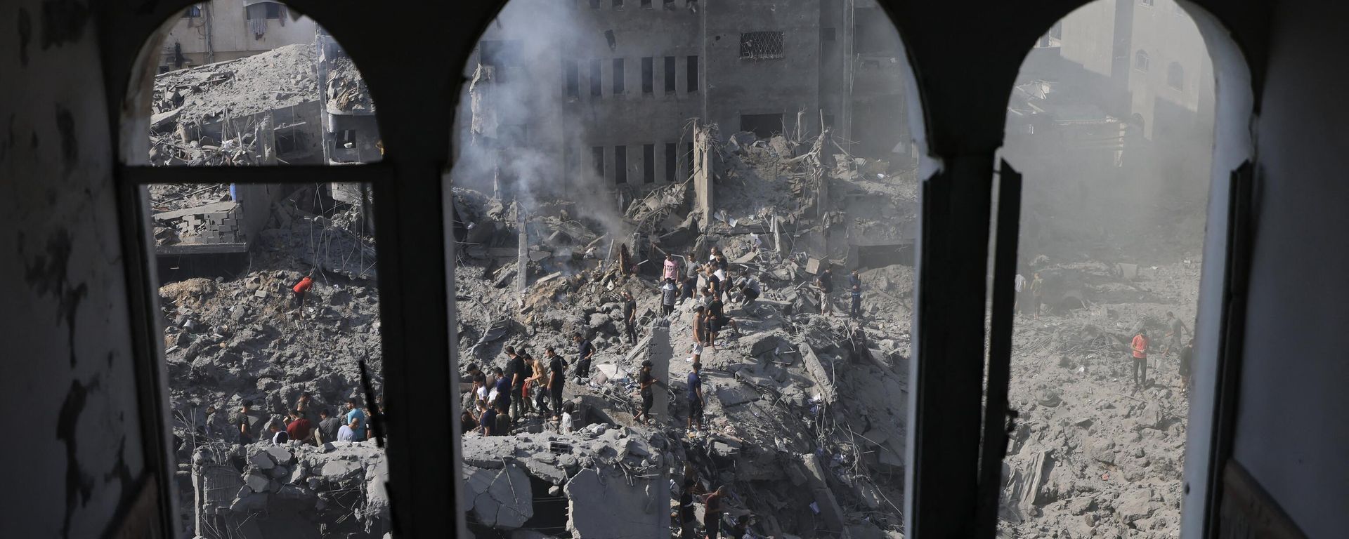 People sift through the smouldering rubble of buildings destroyed in an Israeli strike on the Bureij refugee camp in the central Gaza Strip on November 2, 2023. People sift through the smouldering rubble of buildings destroyed in an Israeli strike on the Bureij refugee camp in the central Gaza Strip on November 2, 2023. - Sputnik International, 1920, 04.11.2023