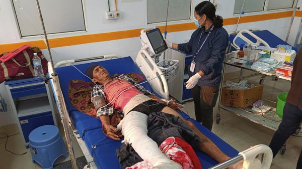 A doctor looks after a patient injured in an earthquake, evacuated from his village and brought to a hospital in Nepalgunj, Nepal, Saturday, Nov. 4, 2023. - Sputnik International