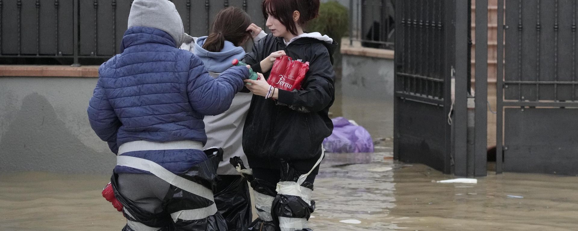 People make thier way on a flooded street in Campi di Bisenzio, in the central Italian Tuscany region, Friday, Nov. 3, 2023. People make thier way on a flooded street in Campi di Bisenzio, in the central Italian Tuscany region, Friday, Nov. 3, 2023. - Sputnik International, 1920, 04.11.2023