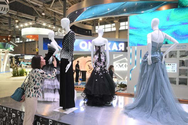 A visitor examines dresses at the opening of an exhibit. - Sputnik International