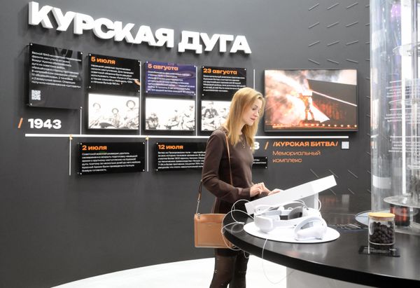 An exhibitor looks at a booth at the opening of the exposition. - Sputnik International