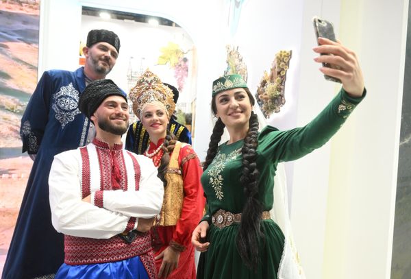 Exhibition participants in national costumes at the 'Crimea' stand. - Sputnik International