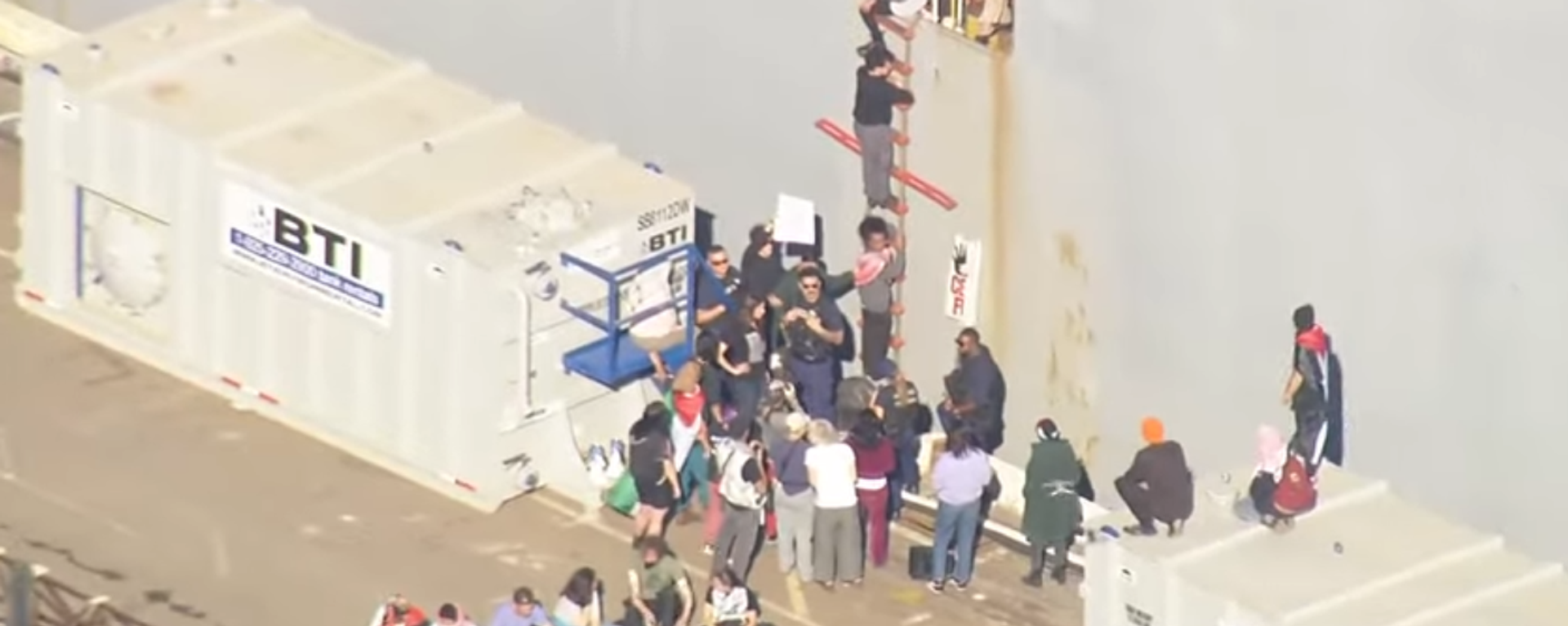 Protesters delay departure of US military supply ship thought to be bound for Middle East. Screengrab of video. - Sputnik International, 1920, 04.11.2023