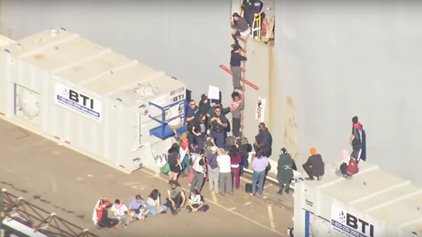 Protesters delay departure of US military supply ship thought to be bound for Middle East. Screengrab of video. - Sputnik International