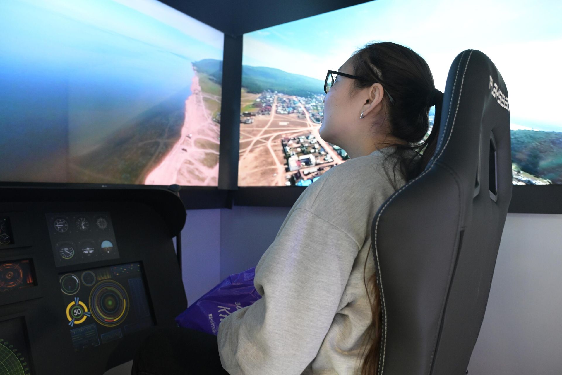 A visitor of the RUSSIA EXPO in a helicopter cocpit simulator - Sputnik International, 1920, 04.11.2023