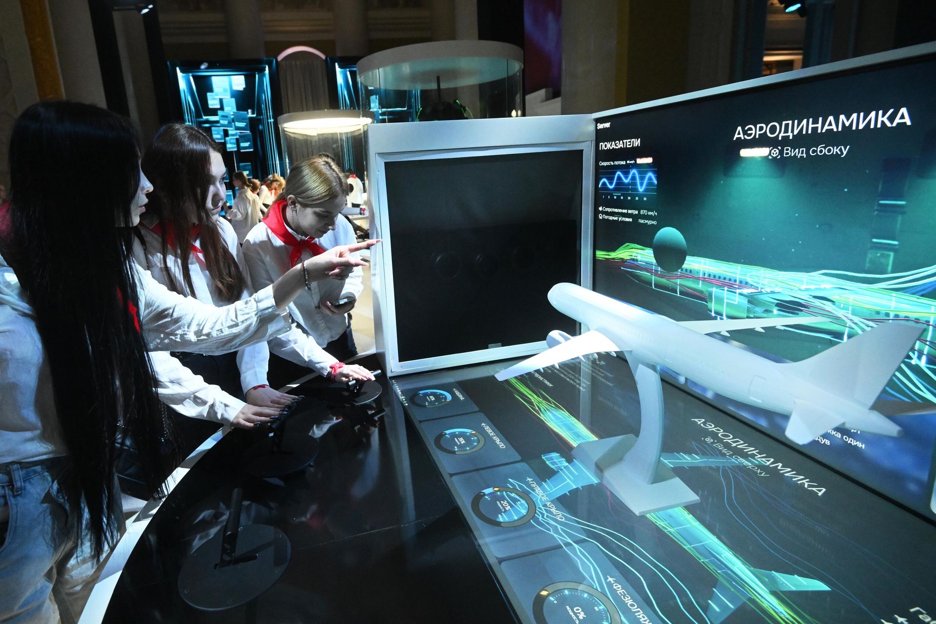 Visitors of the RUSSIA EXPO learn about aerodynamics - Sputnik International, 1920, 04.11.2023