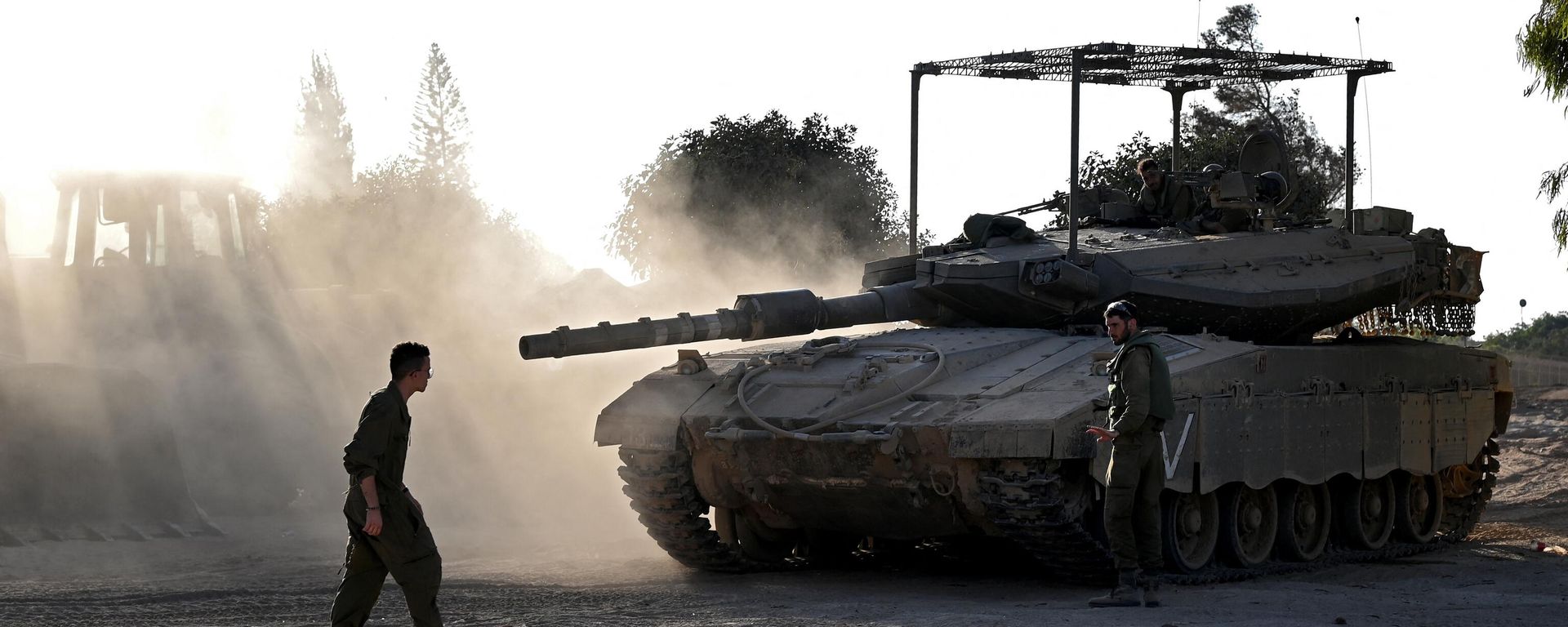 Israeli tanks and bulldozers are deployed along the Israel-Gaza border, amid the ongoing battles between Israel and the Palestinian group Hamas on November 4, 2023. Israeli tanks and bulldozers are deployed along the Israel-Gaza border, amid the ongoing battles between Israel and the Palestinian group Hamas on November 4, 2023. - Sputnik International, 1920, 23.11.2023