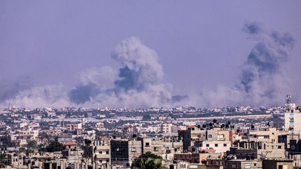 Huge plums of smoke rise on the horizon over the city of Khan Yunis as seen from the city of Rafah, in the southern Gaza Strip on November 4, 2023, amid the ongoing battles between Israel and the Palestinian group Hamas. - Sputnik International