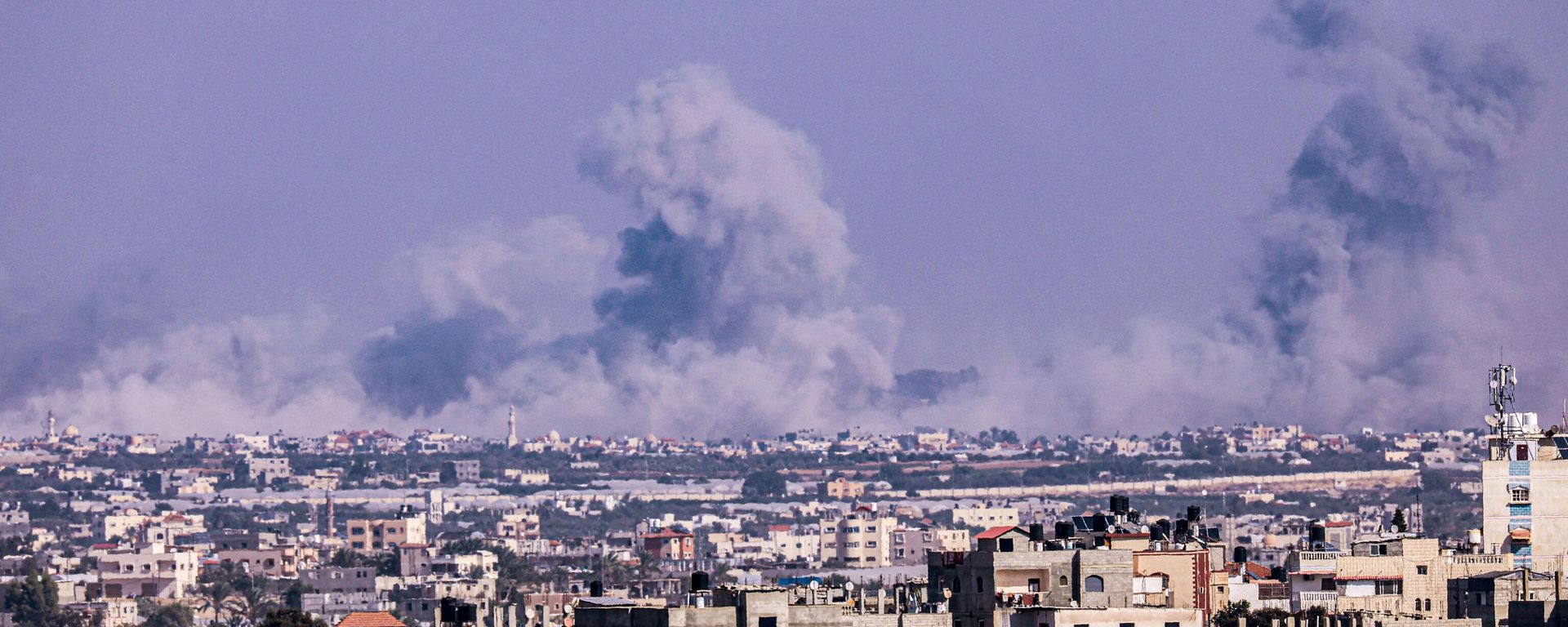 Huge plums of smoke rise on the horizon over the city of Khan Yunis as seen from the city of Rafah, in the southern Gaza Strip on November 4, 2023, amid the ongoing battles between Israel and the Palestinian group Hamas. - Sputnik International, 1920, 06.11.2023