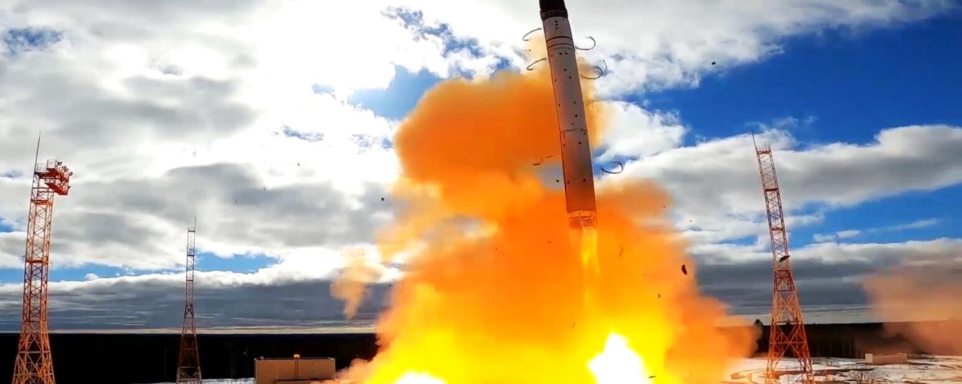An RS-28 Sarmat intercontinental ballistic missile blasts off during a test launch from the Plesetsk Cosmodrome, in the Arkhangelsk region, Russia. An RS-28 Sarmat intercontinental ballistic missile blasts off during a test launch from the Plesetsk Cosmodrome, in the Arkhangelsk region, Russia. - Sputnik International, 1920, 01.12.2023