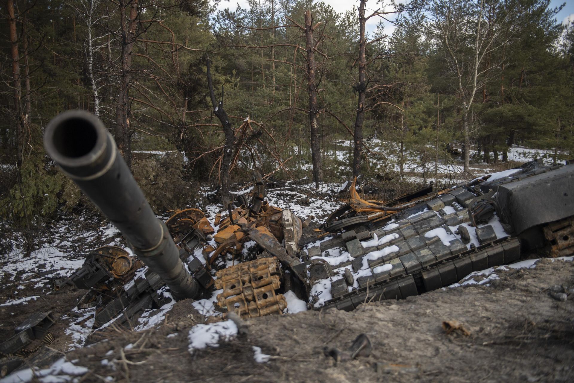 A destroyed tank of Ukrainian Armed Forces is seen outside the town of Severodonetsk, in Lugansk People's Republic. A destroyed tank of Ukrainian Armed Forces is seen outside the town of Severodonetsk, in Lugansk People's Republic. - Sputnik International, 1920, 23.11.2023