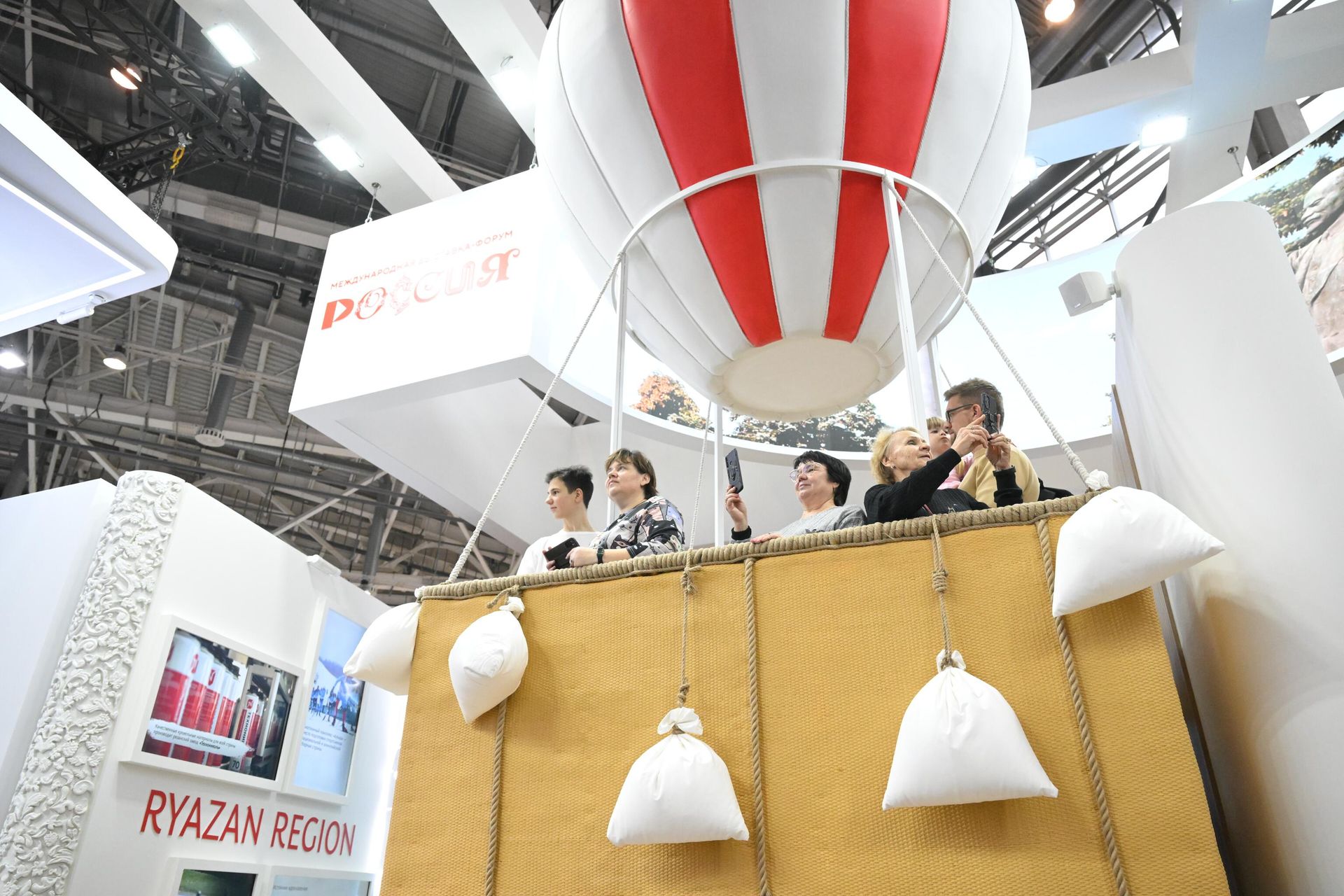 Visitors attend the Russia Expo - Sputnik International, 1920, 05.11.2023