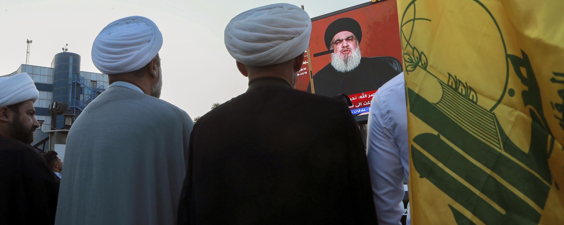 Iraqi demonstrators watch a speech from Lebanon's militant Hezbollah leader Sayyed Hassan Nasrallah on a screen as they hold flags of, Hezbollah during a pro-Palestinian rally in Basra, Iraq, Friday, Nov. 3, 2023. Iraqi demonstrators watch a speech from Lebanon's militant Hezbollah leader Sayyed Hassan Nasrallah on a screen as they hold flags of, Hezbollah during a pro-Palestinian rally in Basra, Iraq, Friday, Nov. 3, 2023. - Sputnik International, 1920, 05.11.2023
