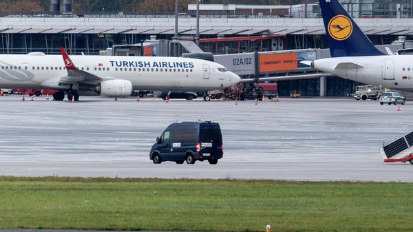 A police van observe the car of a hostage taker seen parked under a Turkish airline plane on the tarmac at the airport in Hamburg, northern Germany on November 5 - Sputnik International