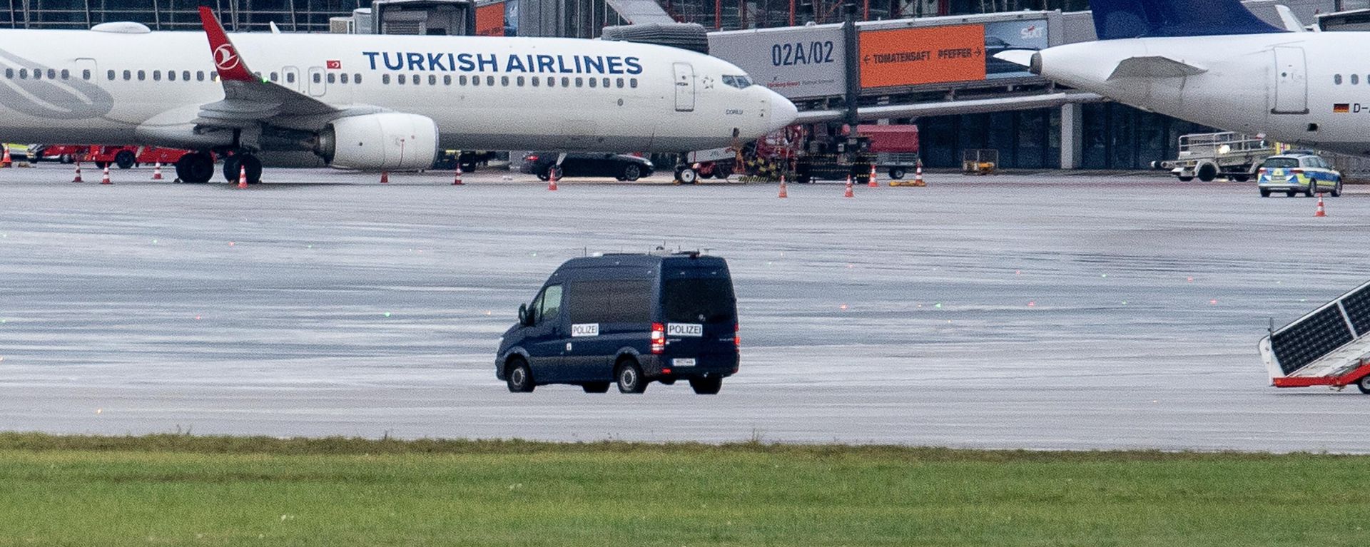 A police van observe the car of a hostage taker seen parked under a Turkish airline plane on the tarmac at the airport in Hamburg, northern Germany on November 5 A police van observe the car of a hostage taker seen parked under a Turkish airline plane on the tarmac at the airport in Hamburg, northern Germany on November 5 - Sputnik International, 1920, 05.11.2023