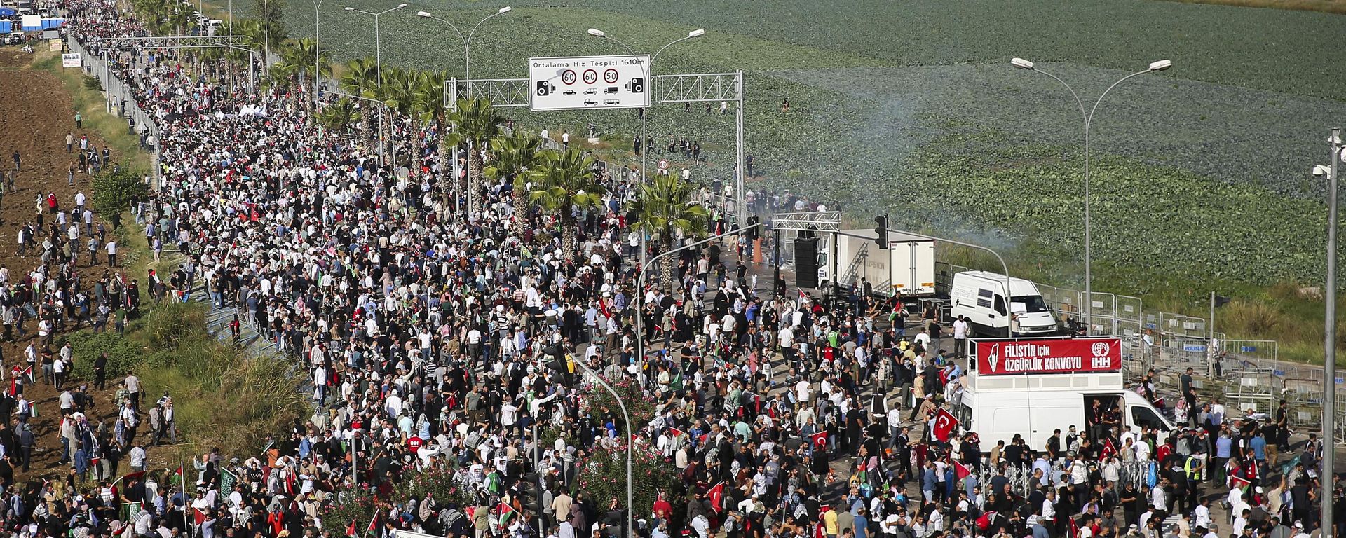 People gather during a protest to show their solidarity with the Palestinians outside U.S. - Turkish Incirlik military air base in Adana, southern Turkey, Sunday, Nov. 5, 2023. People gather during a protest to show their solidarity with the Palestinians outside U.S. - Turkish Incirlik military air base in Adana, southern Turkey, Sunday, Nov. 5, 2023. - Sputnik International, 1920, 06.11.2023