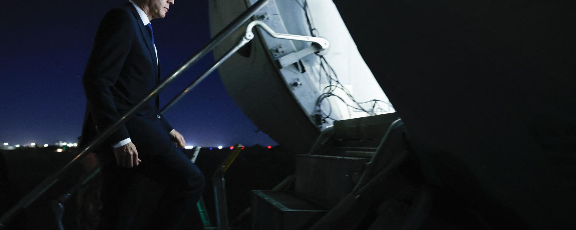 US Secretary of State Antony Blinken boards his military transport aircraft to depart Baghdad International Airport after meeting the Iraqi Prime Minister, amid the ongoing conflict between Israel and the Palestinian Islamist group Hamas, in Baghdad on November 5, 2023. - Sputnik International, 1920, 06.11.2023