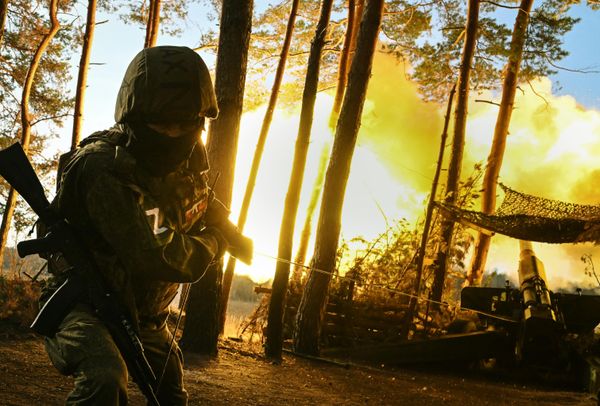 Soldier fires the 2A36's massive 152-mm gun. - Sputnik International