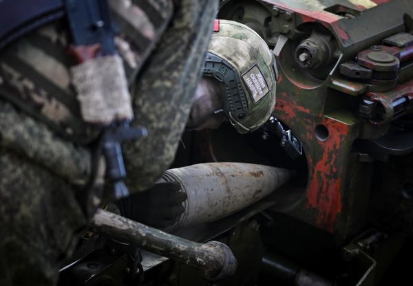 Artilleryman loads a 152-mm shell into the Giantsint-B. - Sputnik International
