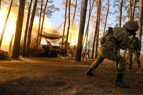Trooper fires the 2A36 from a safe distance in a wooded area. - Sputnik International