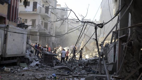 Palestinians inspect the damage of a destroyed house following an Israeli airstrike in Jabaliya refugee camp, on the outskirts of Gaza City, Sunday, Nov. 5, 2023. - Sputnik International