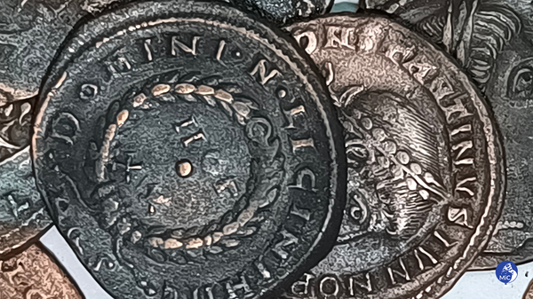 A cache of ancient Roman coins called a follis dating to the 3rd Century CE found off the coast of the Italian island of Sardinia - Sputnik International