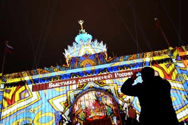Pavilion 58 is all gaily lit up as people throng to enjoy the Museum of the Slovo (Word), which is showcasing the highlights of Slavic Literature. - Sputnik International