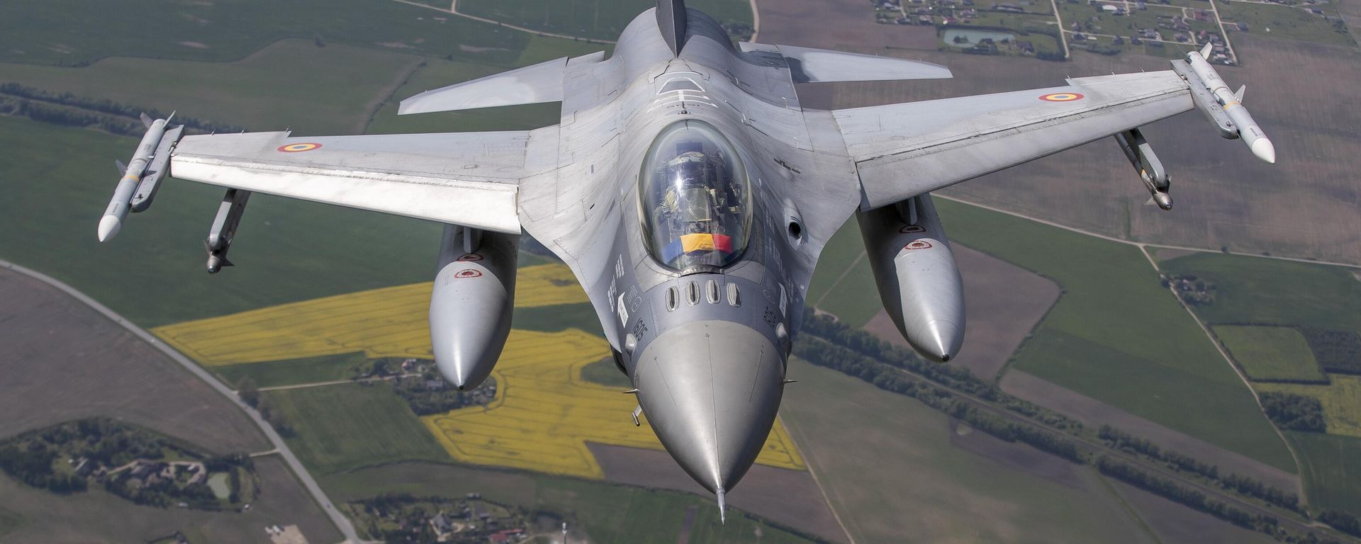 A Portuguese Air Force F- 16 military fighter jet and a Romanian Air Force F- 16 military fighter jet participating in NATO's Baltic Air Policing Mission A Portuguese Air Force F- 16 military fighter jet and a Romanian Air Force F- 16 military fighter jet participating in NATO's Baltic Air Policing Mission - Sputnik International, 1920, 30.08.2024