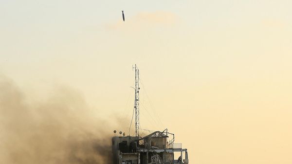 An air guided bomb can be seen hitting Al-Sharouk tower as it collapses during an Israeli air strike - Sputnik International