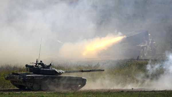 A T-80BVM tank, left, and A BM-21 Grad multiple rocket launcher - Sputnik International