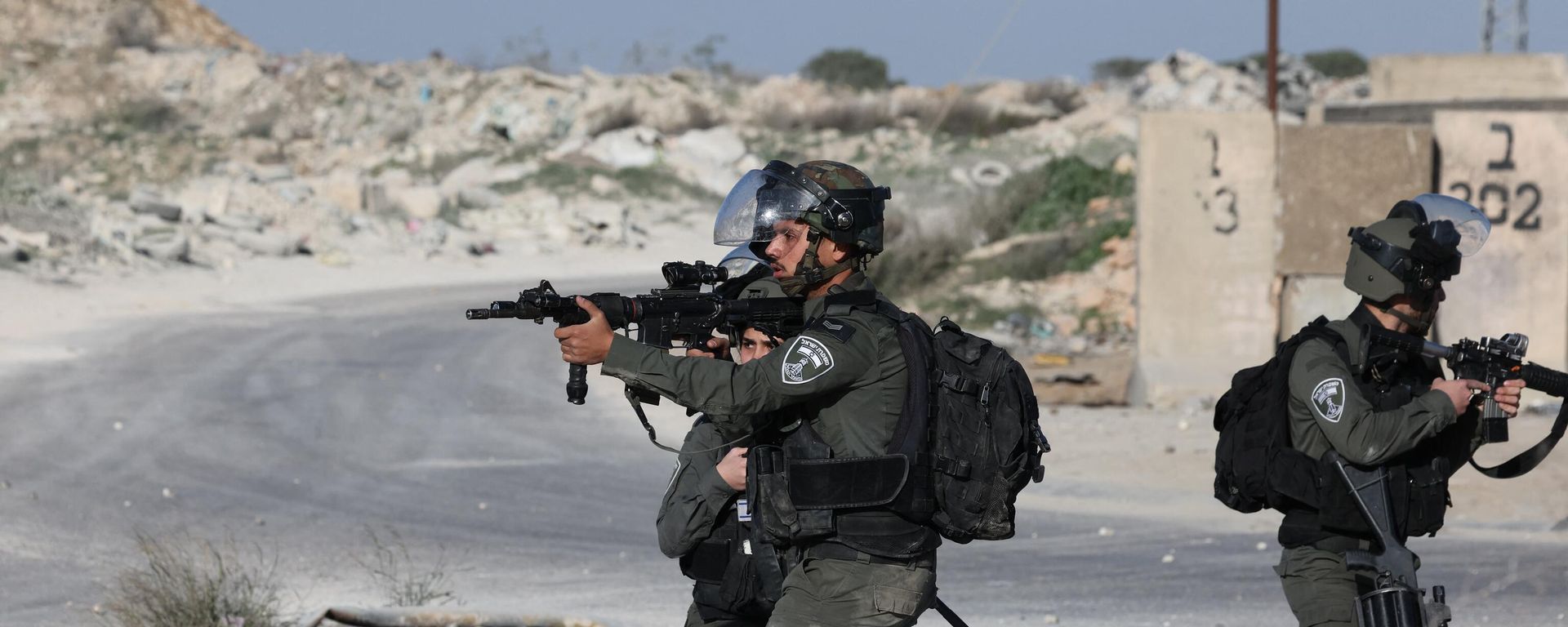 Israeli troops aim their weapons during confrontations with Palestinian demonstrators in the West Bank town of Al-Ram on January 27, 2023. Israeli troops aim their weapons during confrontations with Palestinian demonstrators in the West Bank town of Al-Ram on January 27, 2023. - Sputnik International, 1920, 08.11.2023