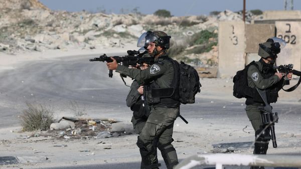 Israeli troops aim their weapons during confrontations with Palestinian demonstrators in the West Bank town of Al-Ram on January 27, 2023. - Sputnik International