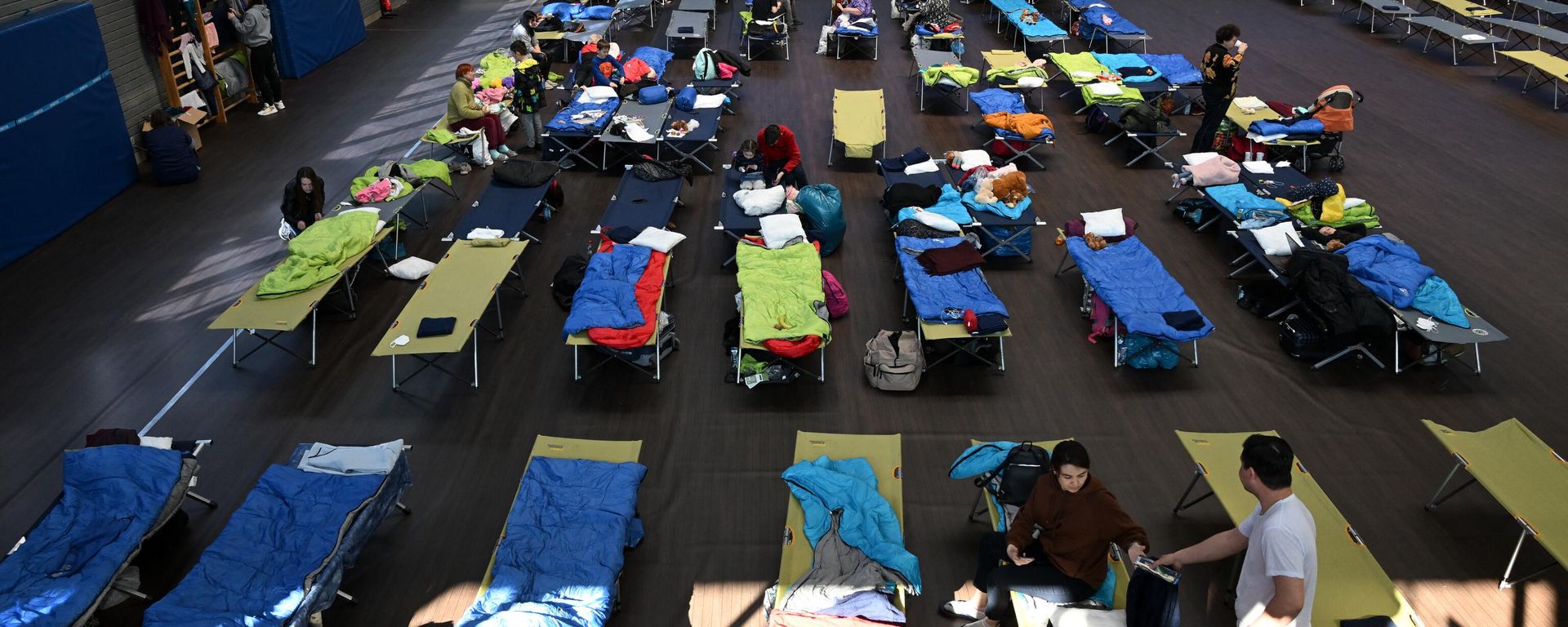 Ukrainian refugees are accommodated in a sports hall equipped with camp beds in the small Bavarian village of Eichenau near Munich, southern Germany, on March 24, 2022. - Sputnik International, 1920, 08.11.2023