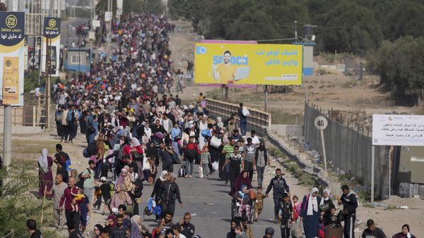 Palestinians flee to the southern Gaza Strip along Salah al-Din Street in Bureij, Gaza Strip, Thursday, Nov. 9, 2023. - Sputnik International