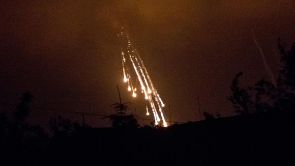 Ukrainian forces fire white phosphorus incendiary shells at Semyonovka village in Donetsk People's Republic. June 2014 - Sputnik International
