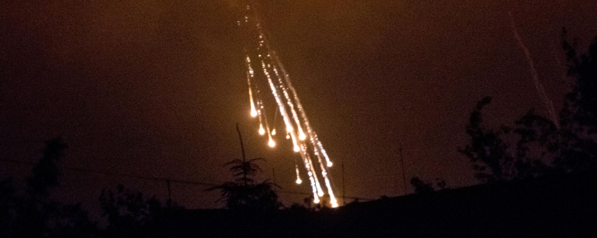 Ukrainian forces fire white phosphorus incendiary shells at Semyonovka village in Donetsk People's Republic. June 2014 Ukrainian forces fire white phosphorus incendiary shells at Semyonovka village in Donetsk People's Republic. June 2014 - Sputnik International, 1920, 10.11.2023
