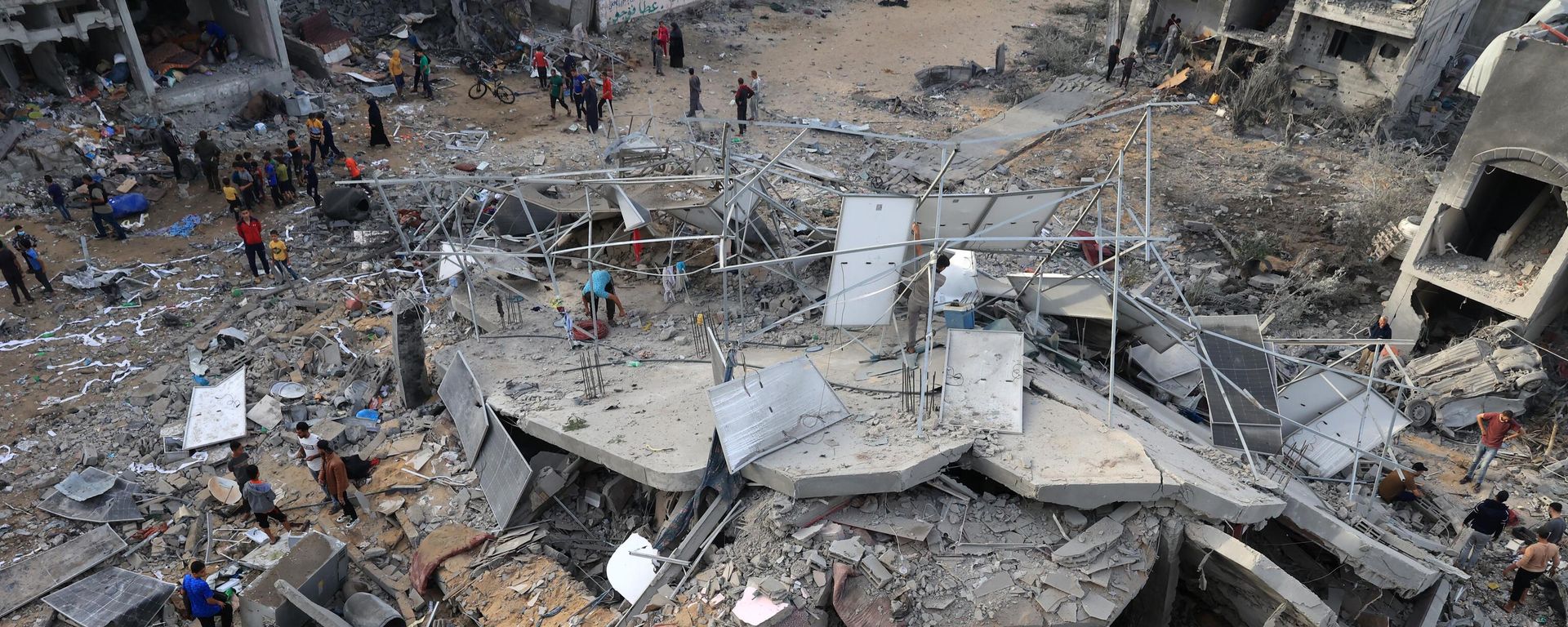This aerial picture shows people gathered around a destroyed building following Israeli bombing on Rafah in the southern Gaza Strip, on November 11, 2023. This aerial picture shows people gathered around a destroyed building following Israeli bombing on Rafah in the southern Gaza Strip, on November 11, 2023. - Sputnik International, 1920, 21.11.2023