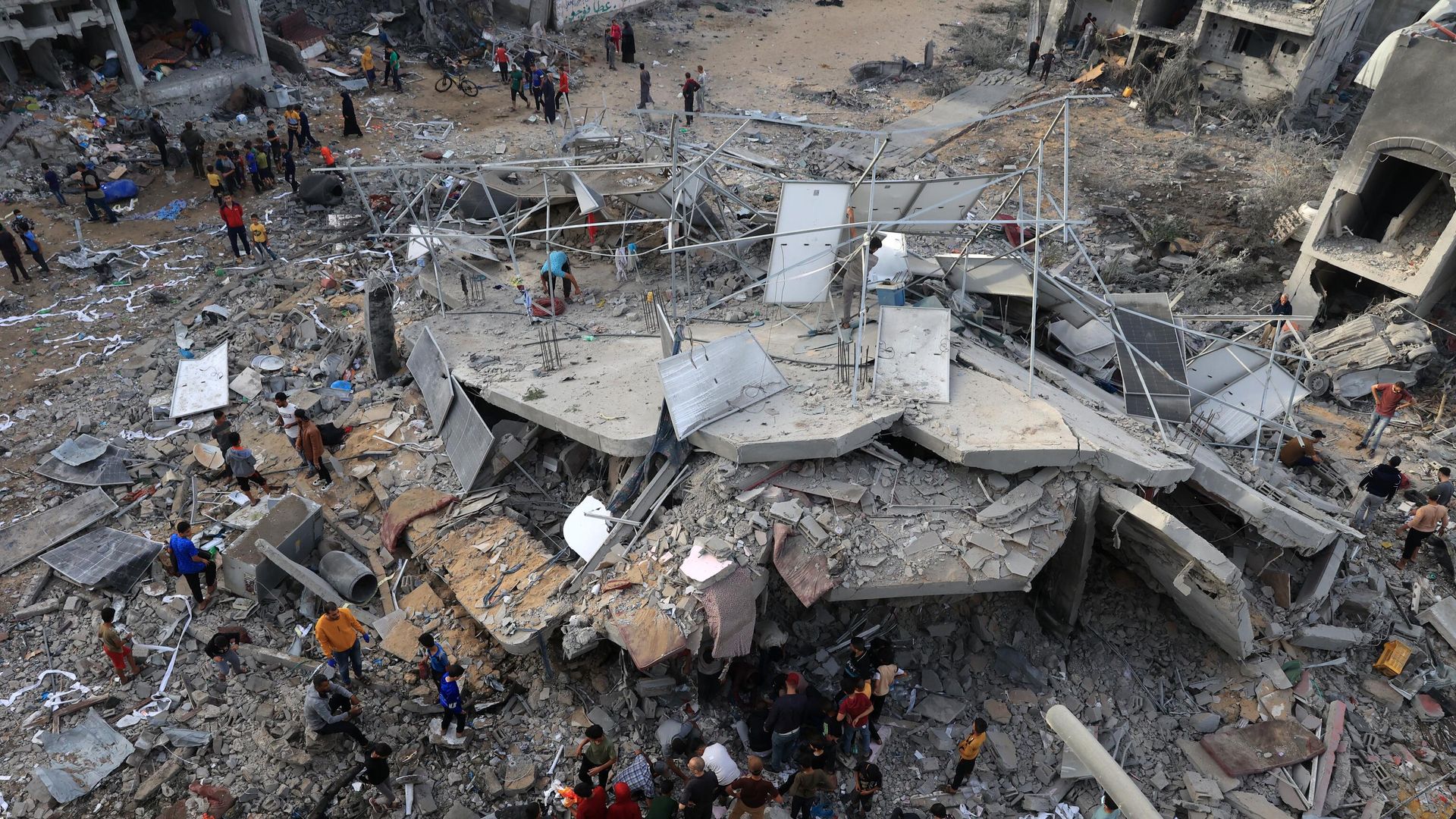 This aerial picture shows people gathered around a destroyed building following Israeli bombing on Rafah in the southern Gaza Strip, on November 11, 2023. - Sputnik International, 1920, 21.11.2023