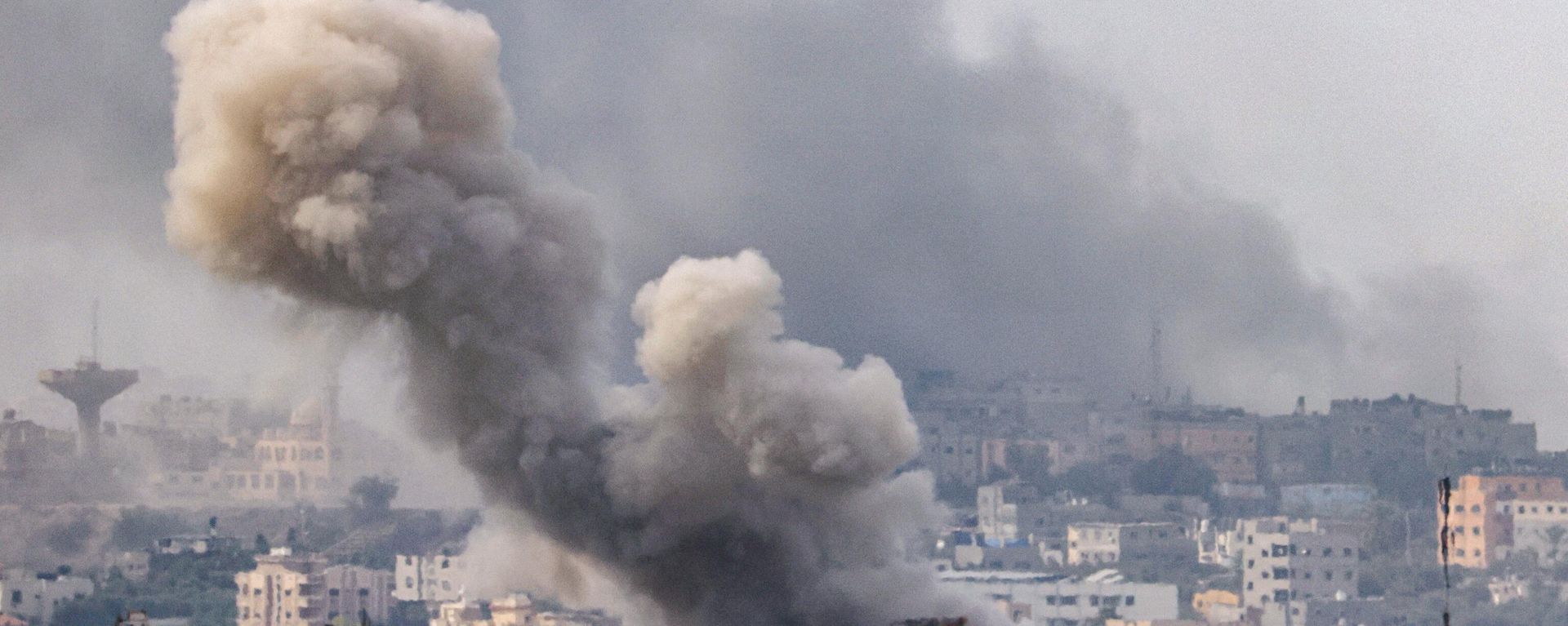 This picture taken from the Israeli side of the border with the Gaza Strip on November 11, 2023. - Sputnik International, 1920, 08.12.2023