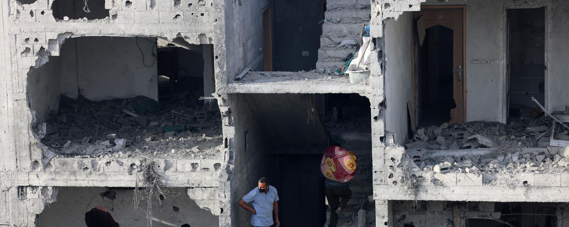 People salvage some belongings from a damaged building following Israeli bombing on Rafah in the southern Gaza Strip, on November 11, 2023. People salvage some belongings from a damaged building following Israeli bombing on Rafah in the southern Gaza Strip, on November 11, 2023. - Sputnik International, 1920, 11.11.2023
