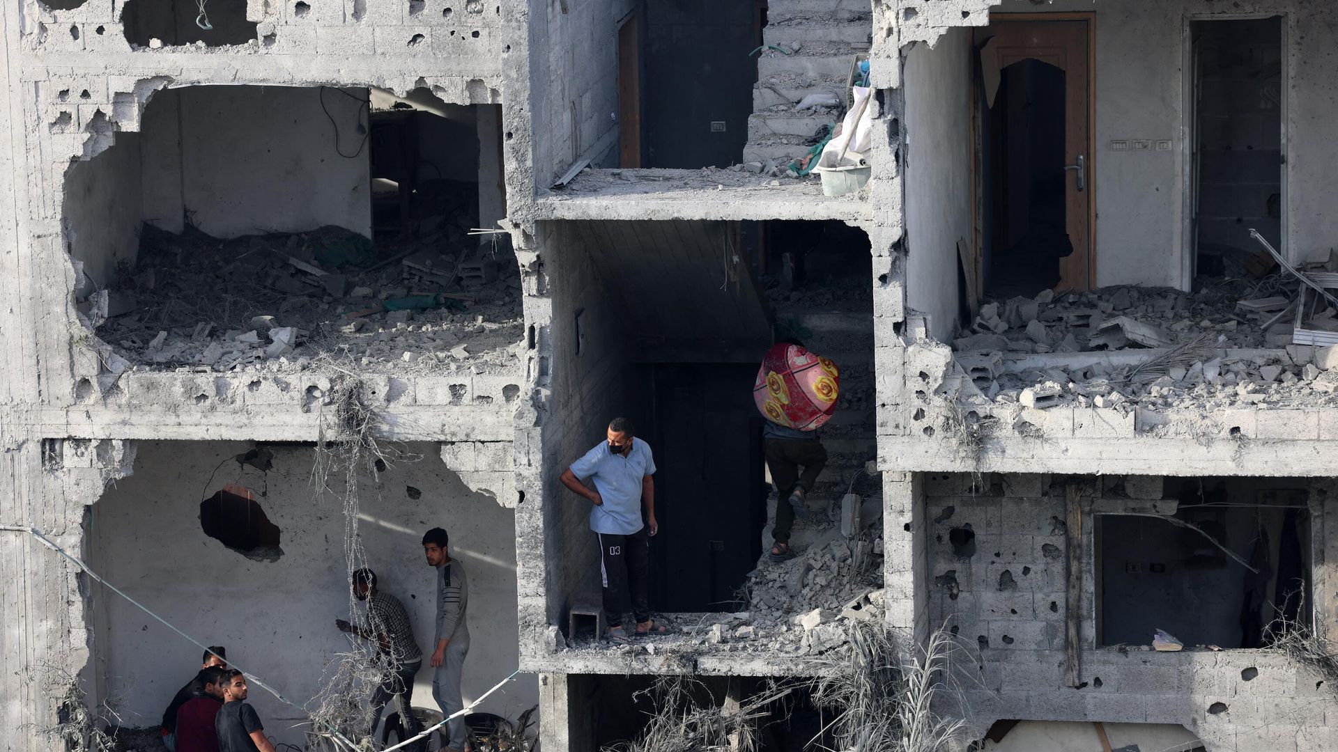 People salvage some belongings from a damaged building following Israeli bombing on Rafah in the southern Gaza Strip, on November 11, 2023. - Sputnik International, 1920, 11.11.2023