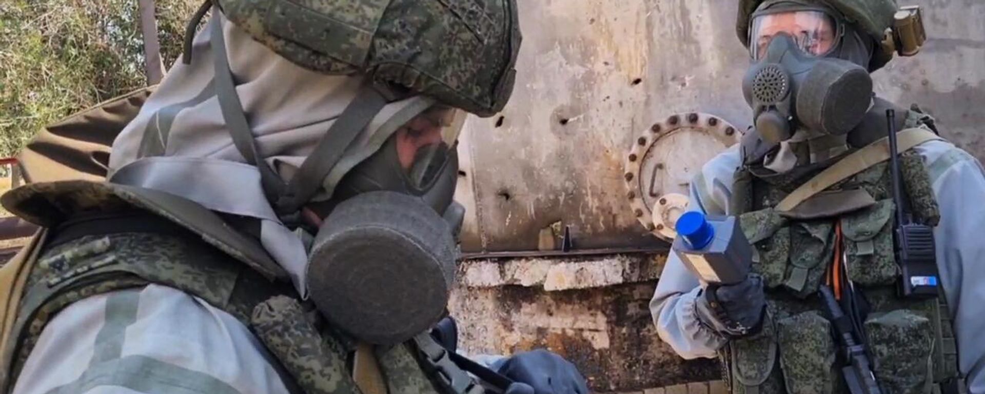 Russian Radiological, Chemical and Biological Defense Troops checking a chemical plant in the Donbass for signs of leakage after a Ukrainian shelling attack. File photo. - Sputnik International, 1920, 19.02.2024