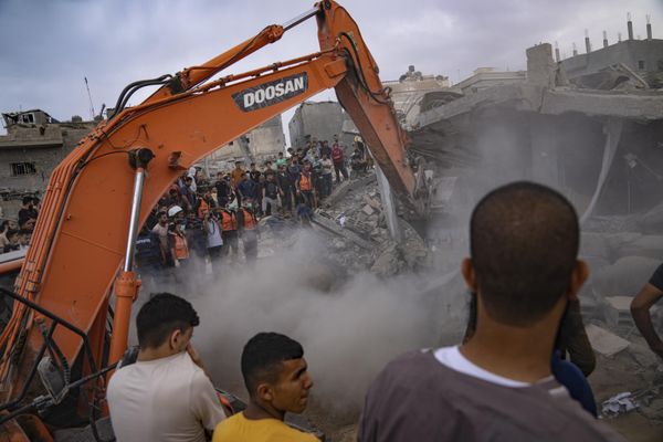 Gaza residents search for survivors after an Israeli airstrike on Khan Younis, in the southern Gaza Strip. - Sputnik International