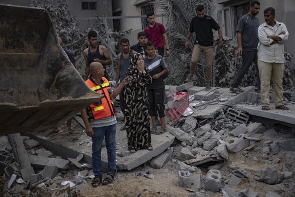 Palestinians search for survivors following an Israeli airstrike on Khan Younis, in the southern Gaza Strip. - Sputnik International