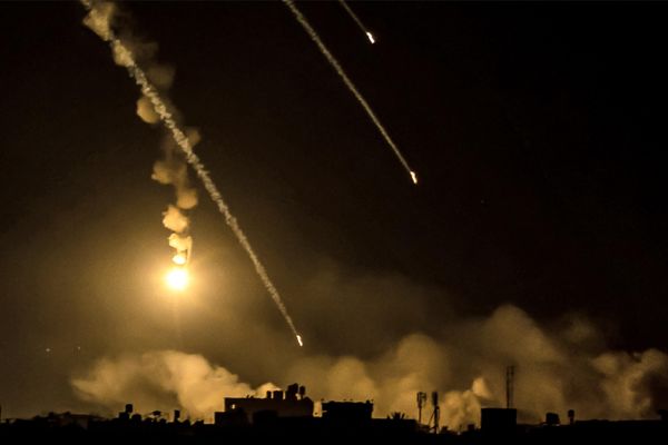 Rockets land as a flare fired by Israeli forces falls at a position near Israel's southern border in the northern Gaza Strip. - Sputnik International