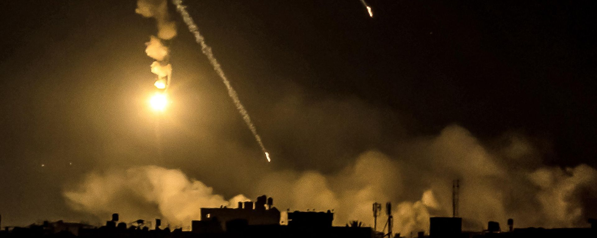 Projectiles land as a flare fired by Israeli forces falls at a position near Israel's southern border in the northern Gaza Strip. Projectiles land as a flare fired by Israeli forces falls at a position near Israel's southern border in the northern Gaza Strip. - Sputnik International, 1920, 18.11.2023