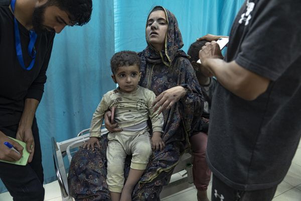 Palestinians wounded in Israeli strikes on the Gaza Strip are brought to a hospital in Khan Younis. - Sputnik International