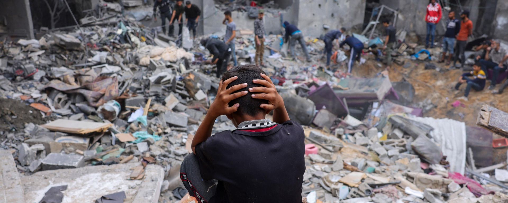 A child reacts as people salvage belongings amid the rubble of a damaged building following strikes on Rafah in the southern Gaza Strip. A child reacts as people salvage belongings amid the rubble of a damaged building following strikes on Rafah in the southern Gaza Strip. - Sputnik International, 1920, 23.11.2023
